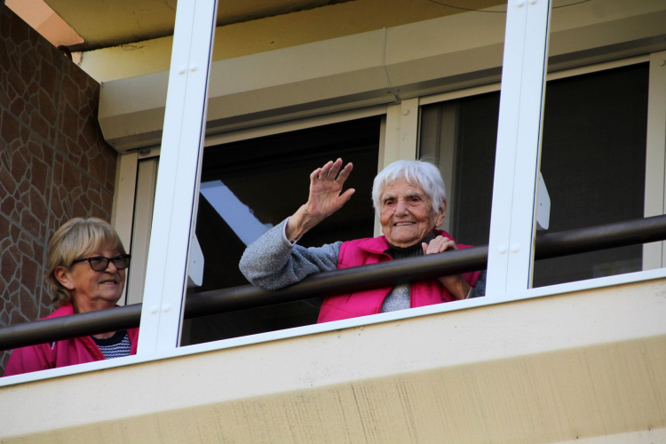 Különleges köszöntés után ajándékot is kapott a 100 éves Marika néni