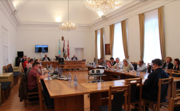 Defibrillátor-pályázat, ingatlanok, várszínház - Napirenden Esztergom
