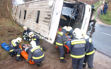 Felborult egy busz Tokodnál – Gyakorlatoztak a katasztrófavédők