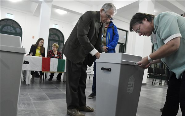 Két vagy három szavazólapot kapnak a választók