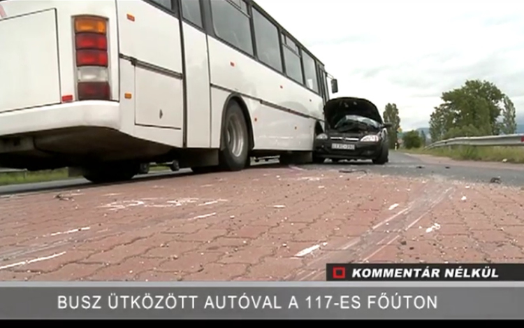 Busz ütközött autóval a 117-es úton