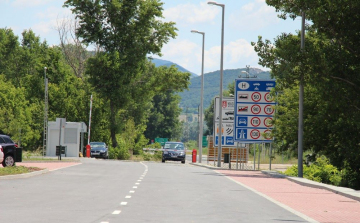 Gazdasági és társadalmi jelentőségű az esztergomi teherkomp átadása