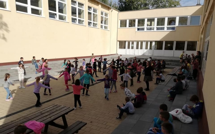 A Népi Játék Napját ünnepelték a Babits iskolások – VIDEÓK - FOTÓK