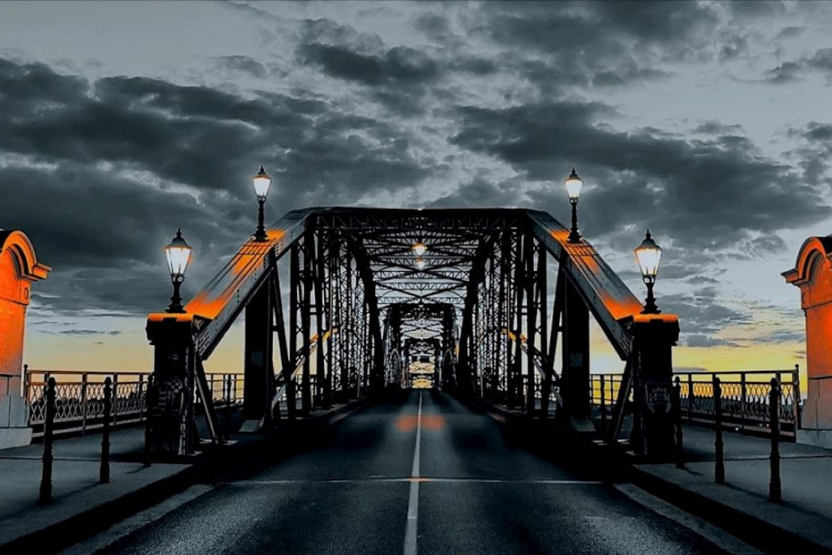 Kék kivilágítást kap ma este a Mária Valéria híd