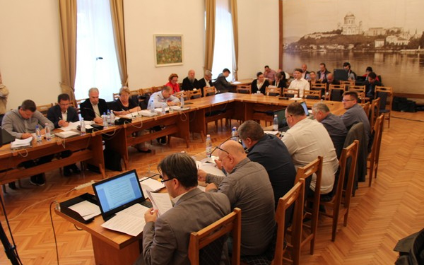 Idősek és nagycsaládosok támogatásáról is dönt a testület