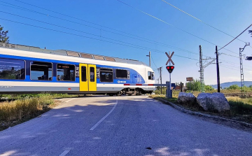 Átépítés miatt részleges, illetve teljes útzár várható a Dobó utcai vasúti átjárónál