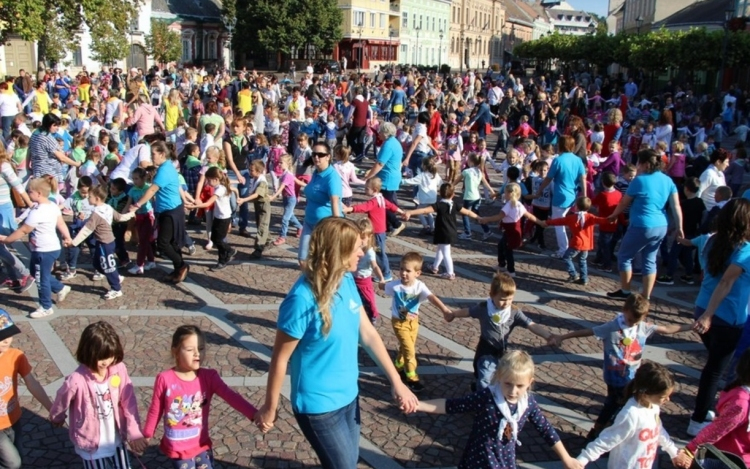 Óvodásoké lesz a főtér a Zene Világnapján!