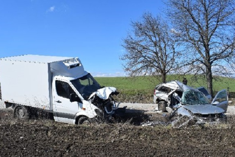 Két ember halálát okozta a jogsi nélküli, száguldozó sofőr, éveket kaphat