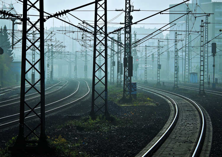 Módosított menetrend szerint közlekednek most és a következő hétvégén az Esztergom-Komárom közötti vonatok