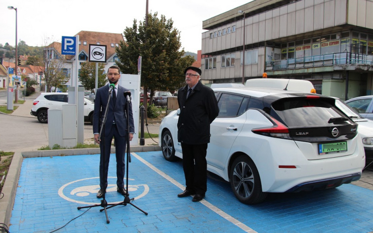 Hivatalosan is átadták az elektromosautó-töltőket