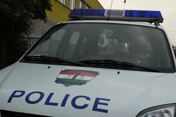 Bombariadó miatt rendőrautókat rongált majd tört-zúzott