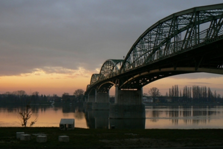 Széchenyi, Mária-Valéria híd, Mobil gát – különleges kiállítás Esztergomban