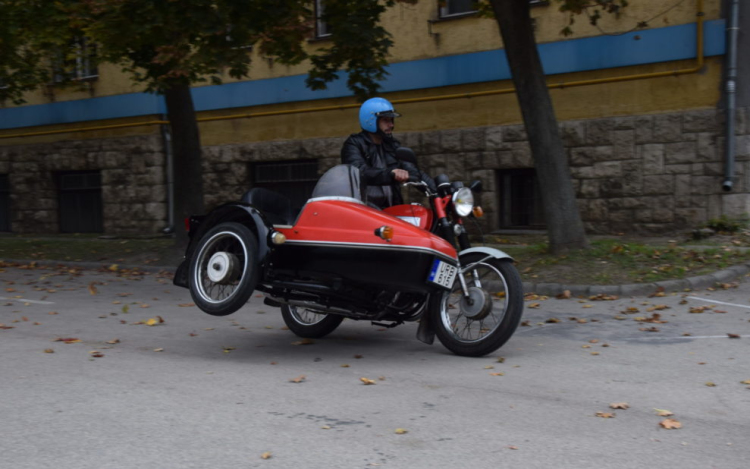 Oldalkocsiban takarmány és építőanyag? A környék útjait járja ez a Jawa 634!