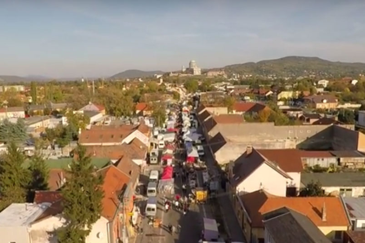 Ilyen volt a Simon-Júda napi vásár felülről – Légi videó