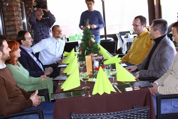 Esztergomi politikusok egy asztalnál – étlapon Esztergom étele