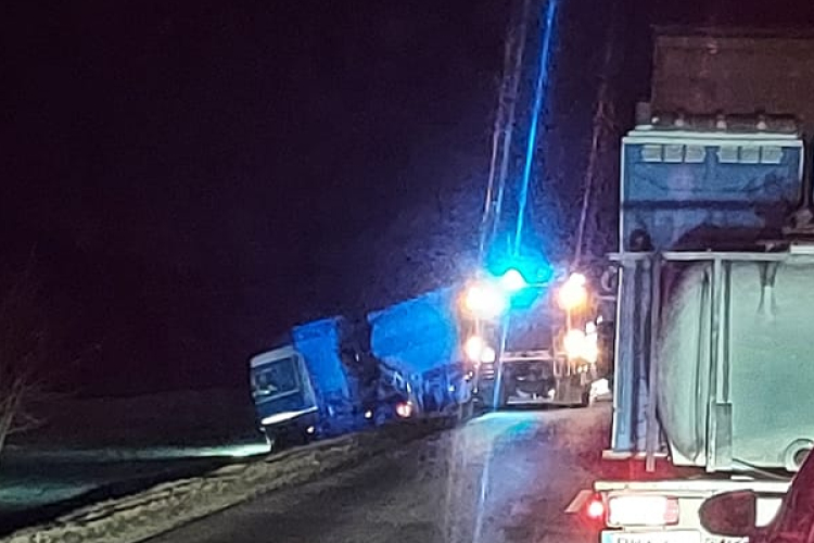 Árokba hajtott egy kamion Leányvárnál