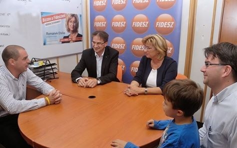 Hosszabb nyitvatartás, zöldszám – megnyílt a Fidesz kampányirodája Esztergomban