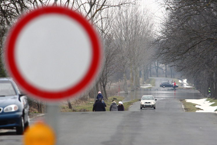 Hat megyében 21 utat teljesen lezártak az ár- és belvíz miatt