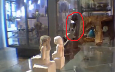 Feladta a leckét a vitrinjében rejtélyesen megforduló ókori egyiptomi szobor (Videó)