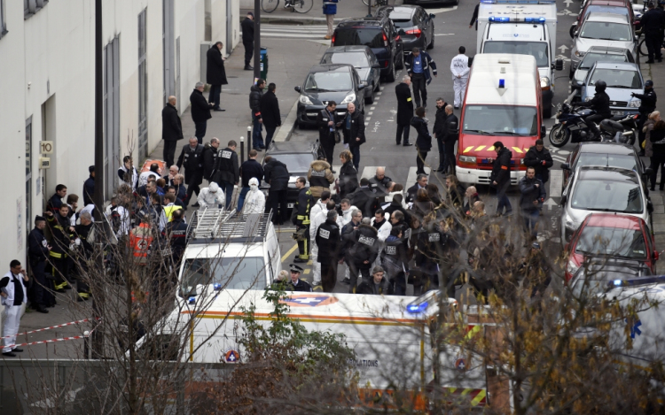 Feladta magát a párizsi mészárlás egyik gyanúsítottja