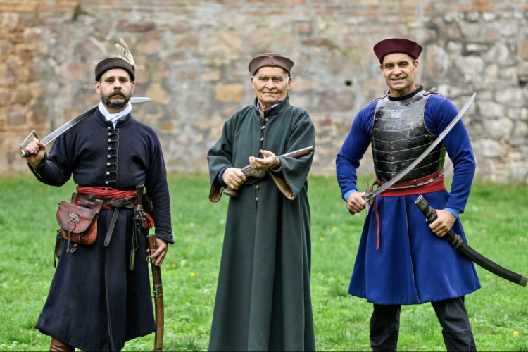 „Apa, nézd, ott az ágyúgolyó!” – Katus Attila és Édesapja meghódították a Szigetvári Várat