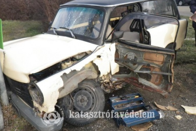 Kisteher és autó ütközött a 10-es úton - egy sérült