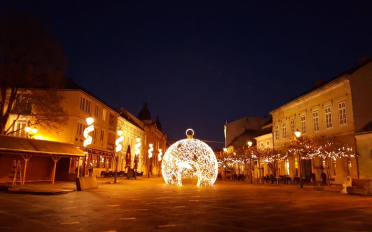 Karácsonyi díszekbe öltözött a Széchenyi tér