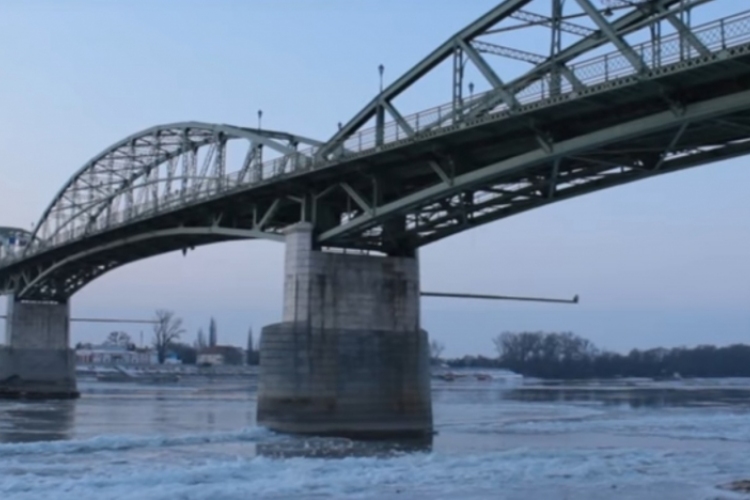 Rendkívüli látványt nyújtott a jégzajlás Esztergomban - VIDEÓ