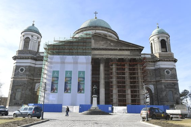 Elkezdődött a Bazilika homlokzatának felújítása