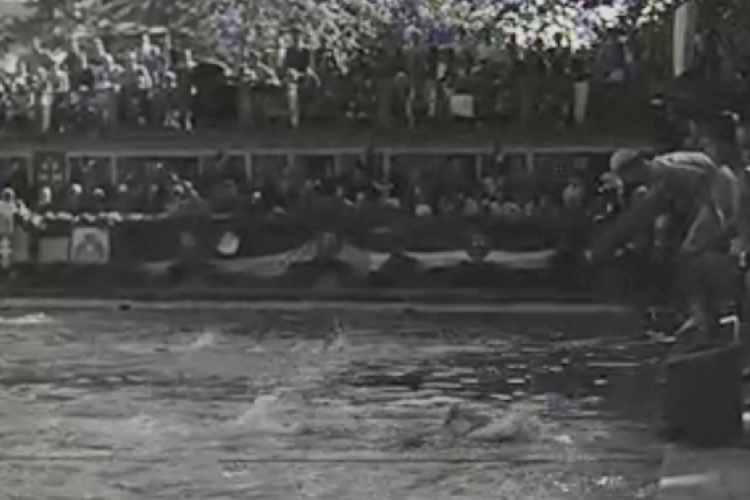 Micsoda esztergomi úszóverseny – 1943-ból - VIDEÓ