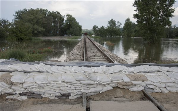 Már mindkét vágány járható Komárom és Almásfüzitő között