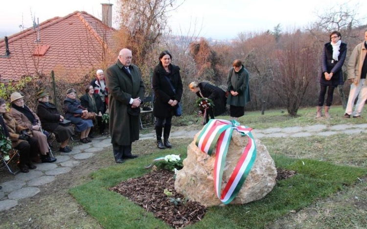 Emlékkő az esztergomi Babits-kutatók tiszteletére