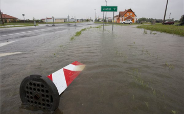 Vihar - Folyamatosan dolgoznak a szivattyúk Barcson