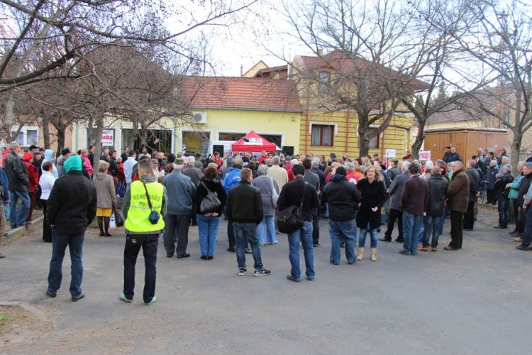Mesterházy Attila és Vadai Ágnes Dorogon – jobboldali tüntetőkkel