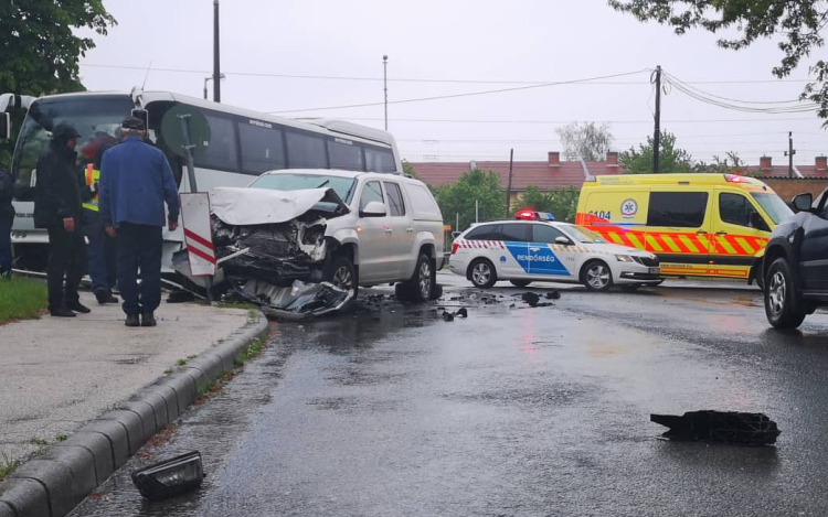 Gyerekeket szállító busz ütközött Dorogon - FOTÓK