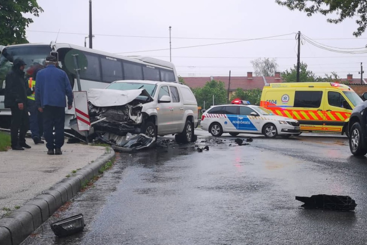 Gyerekeket szállító busz ütközött Dorogon - FOTÓK