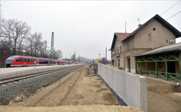 Téves következtetéshez vezet az esztergomi vasútvonal beruházásainak összevetése