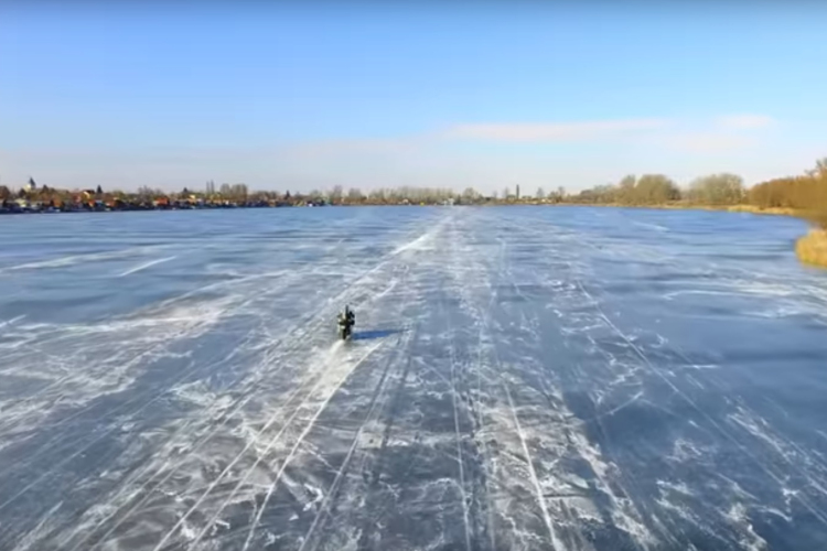 Új téli sport - motorokkal a Pala jegén – extrém VIDEÓ