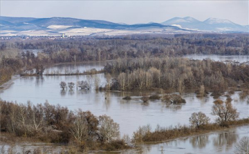 Továbbra is árad a Tisza Kisköre alatt