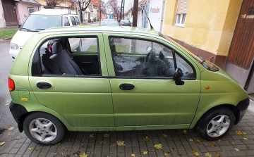 Bezúzta a kocsik ablakait, majd lopott belőlük az esztergomi férfi