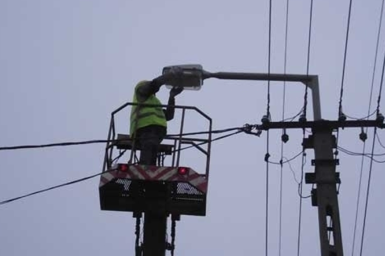 Levelezéssel és szerződésbontás előkészítéssel folytatódik a közvilágítási ügy