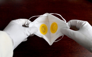 Egészségügyi maszkokkal segíti az esztergomi kórházat a Suzuki 