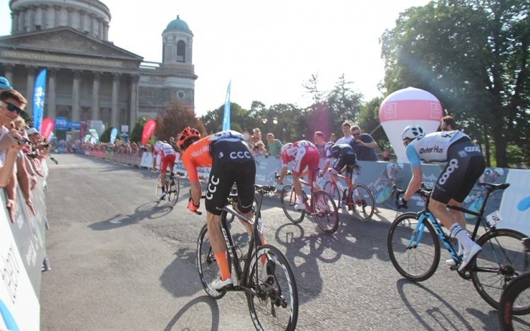 Befutott a Tour de Hongrie mezőnye a Bazilikánál