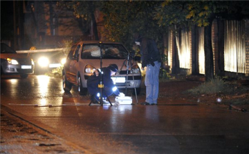 Csákánynyéllel támadt, majd gumilövedékes fegyverrel lőtt