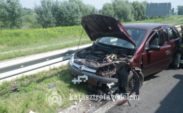 Mérgező anyagot szállító kamion ütközött a Táti úton - FOTÓK