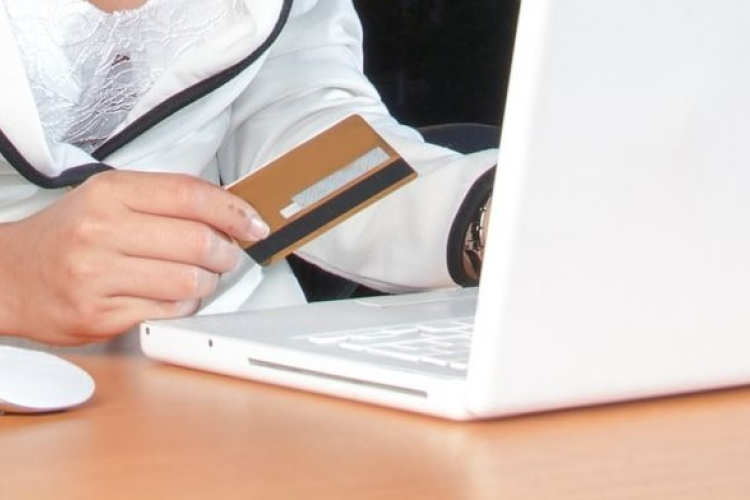 Több mint egy évig más bankkártyájával fizetett egy fiatal nő