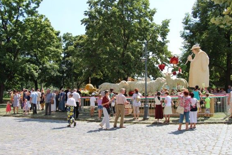 Ismét útra keltek Esztergom karneváli virágszobrai