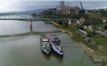 Hazaérkezett Esztergom állóhajója – LÉGI VIDEÓ