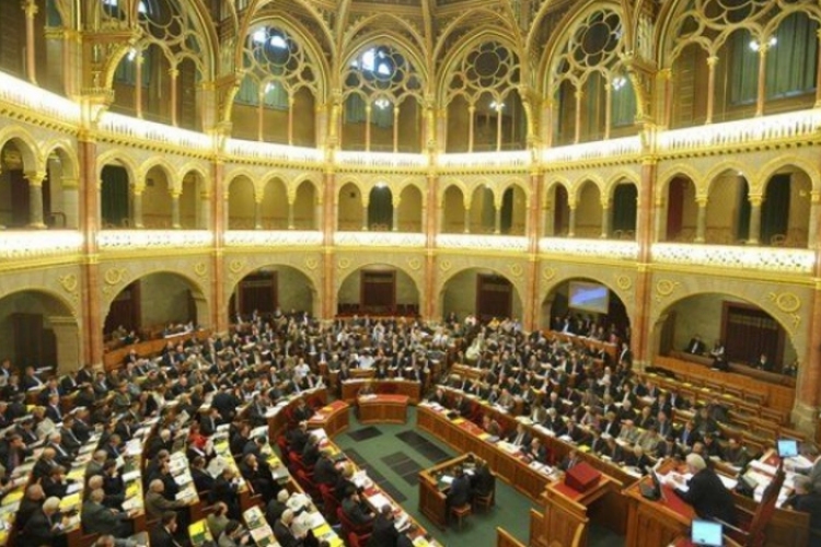A kormányt kérdezik a képviselők a Parlamentben