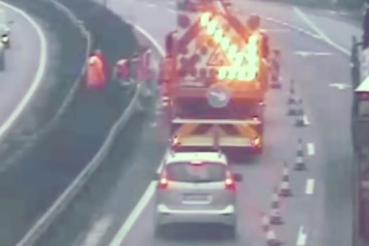 Újabb munkaterületre becsapódó autót vettek fel – VIDEÓ